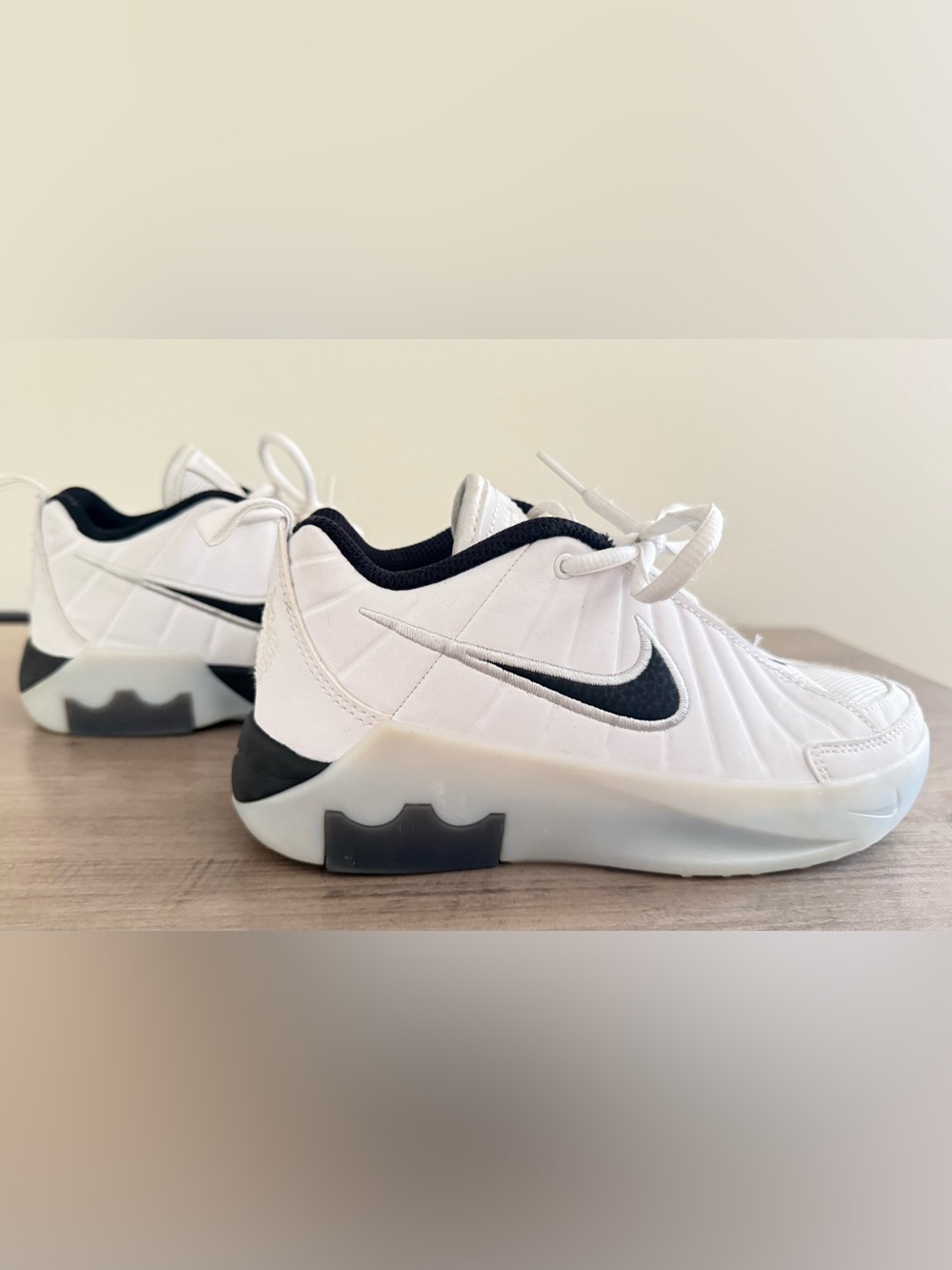 Nike LeBron Witness 9 Basketball
Shoes White Black Youth Size
1.5Y